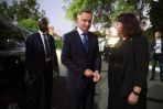 Prezydent Andrzej Duda i ambasador UK w Senegalu Juliette John przed ambasadą brytyjską w Dakarze (fot. PAP/Leszek Szymański)