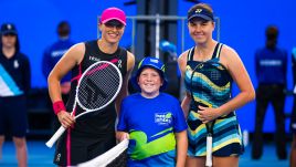 Iga Świątek (L) and Linda Noskova (R). Photo: Robert Prange/Getty Images