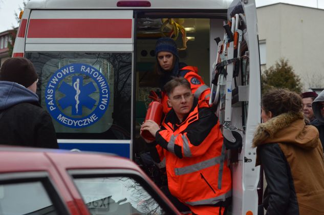 Zgromadzeni wokół ludzie oskarżą ratowników o to, że… zamordowali pacjenta! - Sam wszedł do karetki, a teraz nie żyje? Zabiliście go! - Pavulon mu dali!  - Mordercy! - Uciec chcą!… Zatrzymajmy ich!