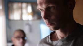Film „Johnny” opowiada o relacji ks. Jana Kaczkowskiego z jego wolontariuszem, Patrykiem. Fot. H. Komerski