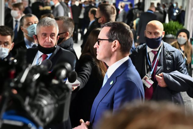Premier Mateusz Morawiecki (C) przed wystąpieniem w ramach World Leaders Summit na szczycie klimatycznym COP26 w Glasgow (fot. PAP/Andrzej Lange)