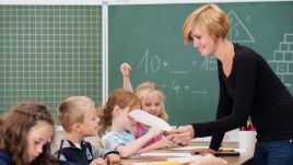 Poprawki dotyczą m.in. klas dwujęzycznych oraz dodatków uzupełniających dla nauczycieli (fot. KPRM/fotolia)