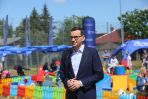 Premier Mateusz Morawiecki wziął udział w pikniku rodzinnym w miejscowości Pogrzybów (pow. Ostrowski). Wydarzenie było częścią obchodów przypadającego 15 maja Międzynarodowego Dnia Rodzin (fot. PAP/Tomasz Wojtasik)