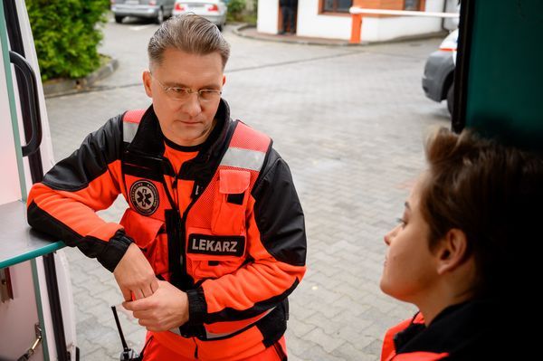 Trudne chwile czekają też Lidkę, która wyzna Arturowi, że Robert nadal cierpi na depresję. Ratowniczka zdradzi koledze, że jej ukochany zaczął w końcu przyjmować leki, ale na razie bez większych rezultatów. A lekarz zaproponuje jej od razu pomoc... oraz przyjaźń. Dziewczyna z początku zaprotestuje: - O, nie, nie, doktorku… Rozmawialiśmy już o tym. Nie ma szans, nie wrócimy do tego!