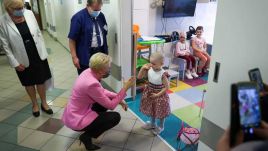 W Śląskim Centrum Chorób Serca w Zabrzu Agata Kornhauser-Duda odwiedziła dzieci po przeszczepie serca (fot. KPRP/Grzegorz Jakubowski)