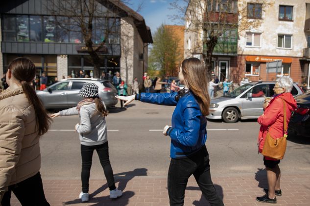 Z okazji Międzynarodowego Dnia Tańca w Niemenczynie odbył się FlashMob, fot. TVP Wilno/Eva Przychodska