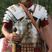Лорика римского легионера (современная реконструкция). Источник: wikimedia commons