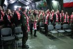 . Prezydent Andrzej Duda (C) odwiedził żołnierzy w obozowisku wojskowym w miejscowości Nowa Łuka przy granicy polsko-białoruskiej (fot. PAP/Artur Reszko)