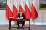 Prezydent Andrzej Duda podczas podpisania ustawy z dnia 7 lipca 2022 r. o finansowaniu społecznościowym dla przedsięwzięć gospodarczych i pomocy kredytobiorcom (fot. PAP/Radek Pietruszka)