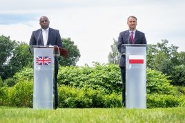 Polish Foreign Minister Radosław Sikorski (R) and Britain's new Foreign Secretary David Lammy (R) address a joint press conference in Chobielin, Poland. Photo: PAP/Tytus Żmijewski.