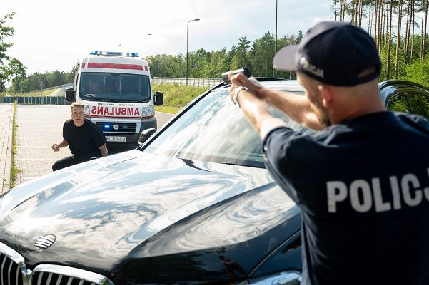 Po chwili sytuacja jednak znów się skomplikuje... - Stój! Bo będę strzelał! Jaki będzie finał? Ciekawych zapraszamy przed telewizory! A na razie zdradzimy jedynie, że z ataku bandytów cała i zdrowa wyjdzie na pewno Britney...