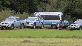 Straż Graniczna wspólnie z żołnierzami WP zatrzymała w niedzielę 13 osób, 12 obywateli Polski i jednego obywatela Holandii (fot. PAP/Artur Reszko)