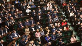 Posłowie na sali plenarnej Sejmu  (fot. PAP/Albert Zawada)