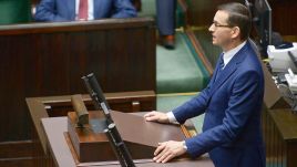 Premier Mateusz Morawiecki wystąpił w Sejmie podczas pierwszego czytania ustawy o dodatku 500 plus dla niepełnosprawnych (fot. PAP/Marcin Obara)