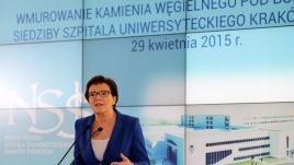Premier Ewy Kopacz podczas uroczystości wmurowania kamienia węgielnego pod budowę nowego Szpitala Uniwersyteckiego w Krakowie (fot. PAP/Grzegorz Momot)