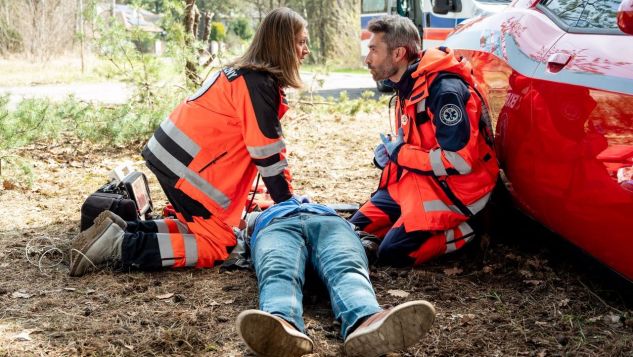 A gdy lekarz dotrze w końcu na miejsce, od razu zrozumie, że koleżanka popełniła błąd - i wybuchnie wściekłością. - Cholera jasna, Sonia… Zaintubowałaś go do żołądka! Pompujesz mu żołądek! - Mówiłam, że nie umiem…