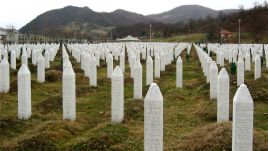 Gravestones of the victims of the Srebrenica massacre. Photo: Wikimedia Commons.