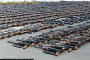 Штурмовые винтовки и ракеты, захваченные французскими военно-морскими силами, на палубе корабля в неустановленном месте. Оружие направлялось из Ирана к йеменским хуситам. 1 февраля 2023 года. Фото: U.S. military’s Central Command / AP / East News