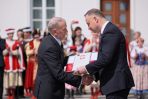 Prezydent RP Andrzej Duda (P) wręczył flagę Polski prezesowi Związku Polaków na Ukrainie Antoniemu Stefanowiczowi (L) (fot. PAP/Leszek Szymański)