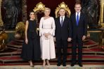 Król Hiszpanii Filip VI (P) i królowa Letizia (L) przyjęła przywódców państw uczestniczących w szczycie NATO na uroczystej kolacji  (fot. PAP/EPA/Sergio Perez / POOL)