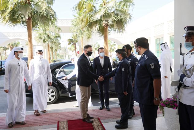 Prezydent Andrzej Duda (C) podczas wizyty w bazie Straży Ochrony Wybrzeża Kataru (fot. PAP/Leszek Szymański)
