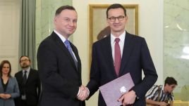 Prezydent Andrzej Duda (L) oraz premier Mateusz Morawiecki (P) podczas uroczystości w Pałacu Prezydenckim w Warszawie (fot. PAP/Paweł Supernak)