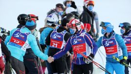 Prezydent Andrzej Duda podczas charytatywnych zawodów w narciarstwie alpejskim „12H Slalom Maraton Zakopane 2022” (fot. PAP/Grzegorz Momot)