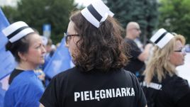 Manifestacja pielęgniarek, 22 bm. przed Sejmem w Warszawie, w związku z ostatecznym głosowaniem nad poprawkami Senatu  (fot. PAP/Albert Zawada)