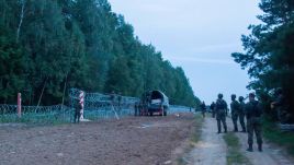 Żołnierze podczas budowy płotu na granicy polsko-białoruskiej (fot. PAP/Marcin Onufryjuk)