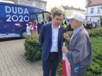 Rzecznik prezydenta RP Błażej Spychalski z jednym z mieszkańców Solca Kujawskiego (fot. Michał Rybicki)