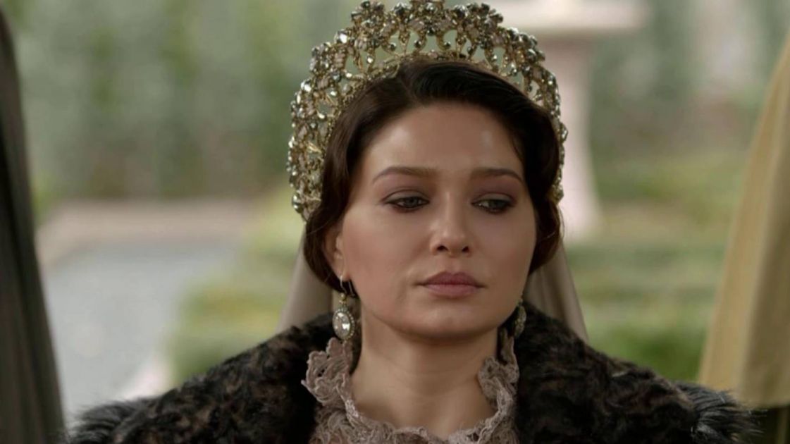 Нургюль кесем. Кесем нургюль с распущенными волосами. Нургюль ешилчай кесем. Нургюль кесем. Нургюль кесем.