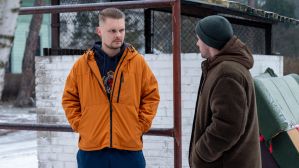 Na zdjęciu Dawid Pokusa (Rodzyn) i Adam Turczyk (Alek) rozmawiają na zewnątrz przy murowanym ogrodzeniu. W 730. odcinku „Na sygnale” do pracy w Leśnej Górze dołącza Róża Potocka, zdobywając sympatię Wiktora i trafiając na swój pierwszy dyżur z ekipą Noweg