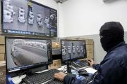 Охранники следят за преступниками через камеры в Центре содержания террористов в Сан-Висенте. Сальвадор, 12 октября 2023 года (Фото: AA/ABACA / Abaca Press / Forum)