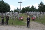 Premier Mateusz Morawiecki (P) podczas uroczystych obchodów 77. rocznicy obławy augustowskiej na Wzgórzu Krzyży w Gibach (fot. PAP/Artur Reszko)