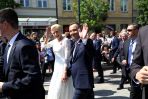 Prezydent Andrzej Duda (C-P) z żoną Agatą Kornhauser-Dudą (C-L) na Krakowskim Przedmieściu po zakończeniu uroczystości na pl. Zamkowym (fot. PAP/Rafał Guz)