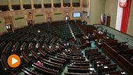 Posłowie na sali plenarnej podczas posiedzenia Sejmu (fot.  PAP/Radek Pietruszka)