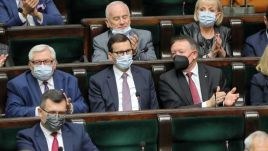 Premier Mateusz Morawiecki wśród polityków PiS na sali obrad Sejmu (fot. PAP/Wojciech Olkuśnik)