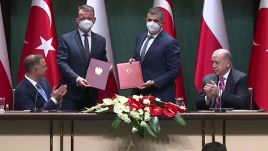 Prezydenci Polski i Turcji, Andrzej Duda (L-dół) i Recep Tayyip Erdogan (P-dół) podczas podpisania umów (fot. TVP)