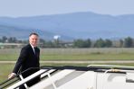 Prezydent Andrzej Duda wsiada na pokład samolotu, przed powrotem z Bratysławy do Warszawy (fot. PAP/Radek Pietruszka)