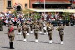 Orkiestra wojskowa podczas uroczystości na pl. Zamkowym (fot. PAP/Rafał Guz)
