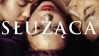 „Służąca” – południowokoreański thriller. Zbliżenie na twarze trójki aktorów leżących obok siebie. W centrum plakatu widać duży, biały napis z tytułem filmu, który jest dostępny w TVP VOD.