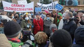 Byłe pierwsze damy RP Jolanta Kwaśniewska (2P) i Anna Komorowska (C) podczas protestu pod hasłem „Matki na Granicę. Miejsce dzieci nie jest w lesie!” (fot. PAP/Artur Reszko)
