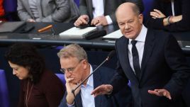 German chancellor Olaf Scholz (R). Photo: EPA/CLEMENS BILAN