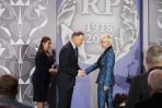 Prezydent RP Andrzej Duda (C) i odznaczona Medalem Stulecia Odzyskanej Niepodległości aktorka Ewa Błaszczyk (P)  (fot.  PAP/Mateusz Marek)