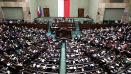 Posłowie na sali obrad Sejmu (fot.  PAP/Tomasz Gzell)