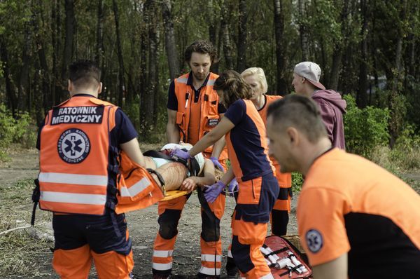 Grupa młodzieży zatruje się dopalaczami i kilkanaście osób trafi do szpitala.