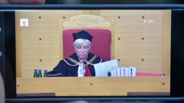 Prezes Trybunału Konstytucyjnego Julia Przyłębska (na ekranie smartfona) (fot. PAP/Radek Pietruszka)