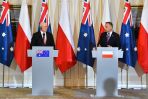 Prezydent Andrzej Duda (P) i gubernator generalny Australii David Hurley (L) podczas wspólnej konferencji prasowej po spotkaniu w Belwederze w Warszawie (fot. PAP/Radek Pietruszka)