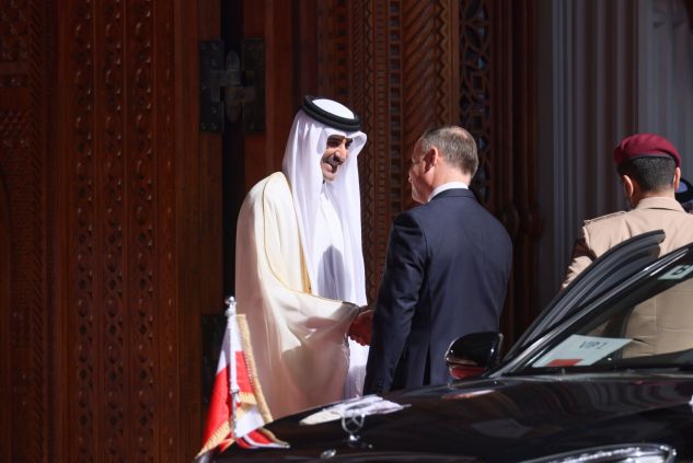 Prezydent RP Andrzej Duda (P) i Emir Państwa Katar szejk Tamim ibn Hamad Al Sani (2L) podczas oficjalnego  powitania na dziedzińcu Pałacu Amiri Diwan w Ad-Dauha w Katarze (fot. PAP/Leszek Szymański)