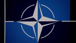 Logo NATO (fot. arch.PAP/Bartłomiej Zborowski)